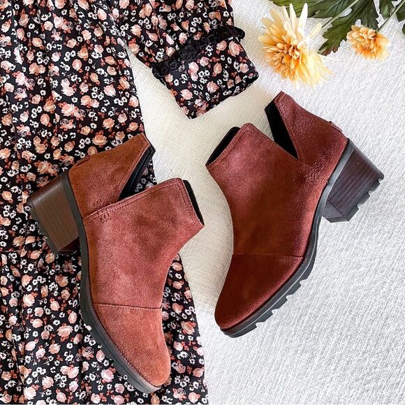 Sorel cut out ankle boots. - Picture 2 of 12